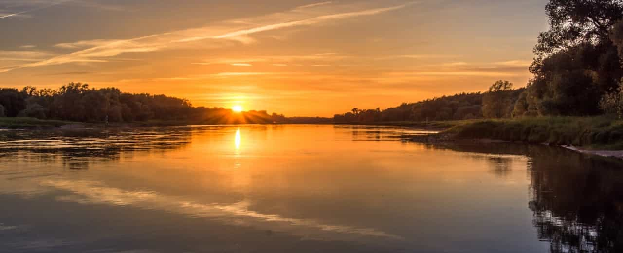 Заміські комплекси біля води біля Києва.