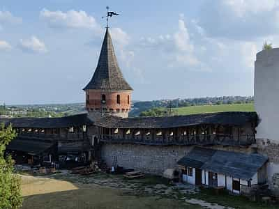 Кам'янець-Подільська фортеця розділена на дві частини: Старий та Новий замки. Історія Старого замку набагато давніша, і саме він найчастіше стає предметом зацікавленості туристів. В цілому ж Кам'янець-Подільська фортеця є одним із Семи чудес.