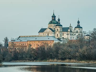 Кармелітський монастир-фортеця - це будівля, яка пережила багато чого: вона діяла як оборонна споруда, а пізніше була подарована католицькому ордену Босих Кармелітів.