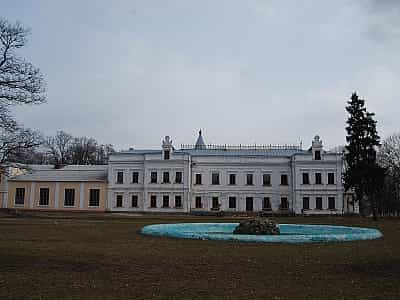 Палац в Андрушівці є унікальною пам'яткою архітектури, яка збереглася практично в незайманому вигляді до наших днів. Він виконаний у стилі неоренесансу, має характерний палацово-парковий ансамбль. Маєток належав відомому українському цукрозаводчику Тереще