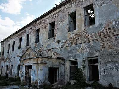 Клеванський замок знаходиться у Рівненській області. Цей замок служив як фортеця, гімназія і шпиталь, а зараз порожній і потихеньку руйнується. Із замком пов'язано безліч різних легенд.