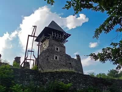 Біля Невицького замку не зустрінеш натовпу туристів, тому тут можна сповна насолодитись неймовірними краєвидами, особливою атмосферою, а головне – відкрити для себе ще одну унікальну пам'ятку.