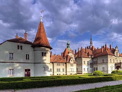 Розкішний мисливський палац графської сім'ї Шенборнів є не лише зразком неоготичної будівлі, але ще й зберігає в собі таємницю: багато елементів палацу пов'язані з певними символами.