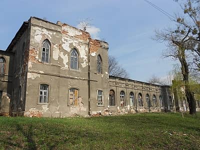 Засновником садиби Святополк-Мирських у Люботині (Гіївці) є Іона Познанський. Пізніше він її передав своєму наступнику В.Г.Масловичу. Комплекс таїть у собі безліч загадок. На жаль, нині палац перебуває у гнітючому стані.