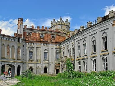 Палац Терещенків прославляє село Червоне, де він і розташований. Багата історія, розкішна архітектура, величезна територія маєтку привертає до себе увагу з боку великої кількості туристів.