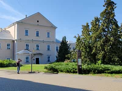 Тернопільський замок відомий завдяки своєму витонченому зовнішньому вигляду, проте він отримав його лише після реставрації – до цього замок був потужною оборонною спорудою.