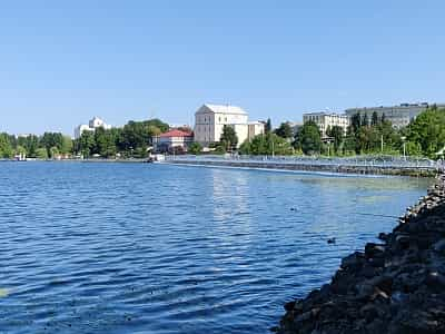 Замок був захищений ровами та водою, а під час його будівництва утворився відомий Тернопільський став.