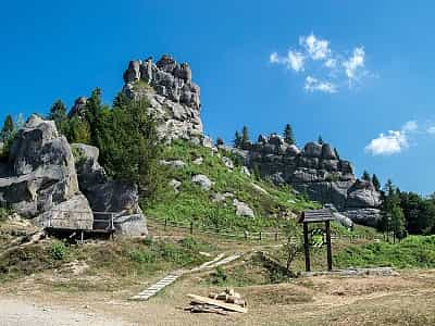 Місто-фортеця Тустань - особливе місце. Це справжній замок-скеля, який витерпів безліч атак і при цьому продовжував вражати своєю красою; навіть зараз Тустань захоплює туристів своєю величчю.