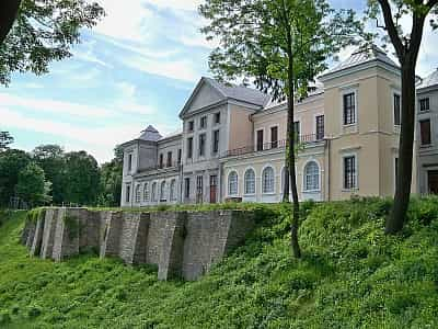  Англійський стиль Вишнівецького (Вишневецького) палацу, який чудово зберігся до наших днів, вразить будь-якого гостя чи мандрівника. Численні лінії захисту, у тому числі рови, вали, стіни будівлі справді вражають.