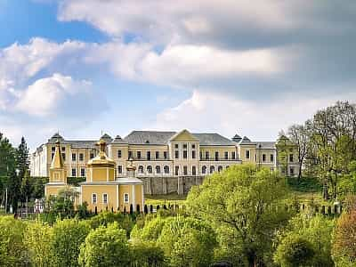  Англійський стиль Вишнівецького (Вишневецького) палацу, який чудово зберігся до наших днів, вразить будь-якого гостя чи мандрівника. Численні лінії захисту, у тому числі рови, вали, стіни будівлі справді вражають.