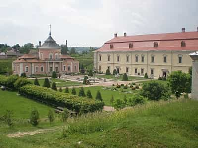 У Золочівському замку відкрито багато цікавих експозицій. Вони присвячені історії замку, костюмам, інтер'єрам – словом, виставки на будь-який смак! Розміщені вони у Великому палаці та Китайському палаці - Золочівський замок є цілим комплексом споруд, спол