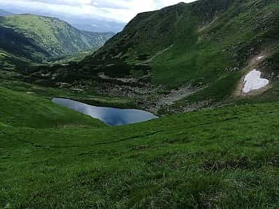 Озеро Бребенескул живиться водами Рахівського джерела, а також атмосферними опадами – дощем та снігом. 