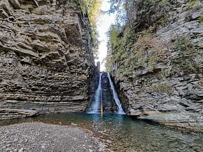 Куточок спокою: красивий Бухтівецький водоспад у селі Букове.