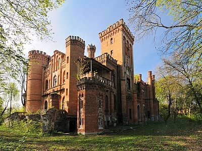 Палац Даховських часто називають Леськівським замком. Він належав поколінням місцевих поміщиків, котрі намагалися створити англійський куточок на території Черкаської області.