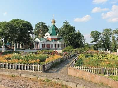 Будинок Хоєцьких має нестандартне планування у два поверхи. Естетичної привабливості будівлі надають фронтони, карнизи, лопатки, різні прикраси, лоджія. Територія більше нагадує паркову зону, де є навіть власний зоопарк із доглянутими тваринами. Довгий ча