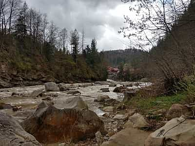 Водоспад Пробій на річці Прут