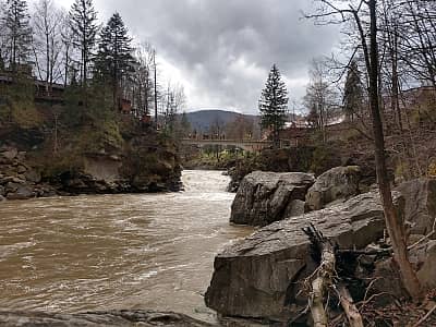 Водоспад Пробій у місті Яремче.