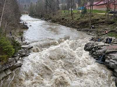 Серед найбільш відомих і популярних водоспадів необхідно відзначити Пробій. Біля нього буквально щохвилини перебувають відвідувачі, роблять пам'ятні знімки. Фактично йдеться про найбільш значущу та відвідувану місцевість Яремче.