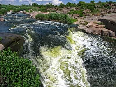 Добираються до Токівських водоспадів двома способами - особистим транспортом (трасою на Чортомлик, далі необхідно повернути в село Ленінське, орієнтуватися за вказівниками) або ж громадським транспортом - від Нікополя або Орджонікідзе.