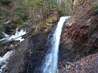 Женецький водоспад Гук дехто порівнює зі справжнім казковим царством, зі своїми характерними краєвидами та дуже мальовничими річковими потоками. Він є ідеальним вибором для тих туристів, які бажають зробити розкішні пам'ятні фотознімки.