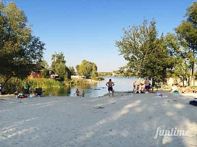 Блакитне озеро з пляжем для відпочинку в селі Підгірці недалеко від Києва.