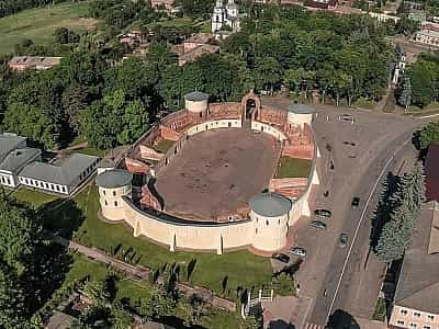 садиба "Круглий двір", виконана в дусі середньовіччя. Дехто порівнює її з ареною, інші - з неприступною фортецею. Цікаво, що призначення маєтку, з приходом нових власників, постійно змінювалося.