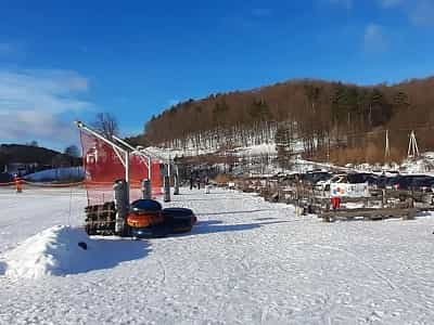 Паркінг біля гірськолижного спуску Майдан