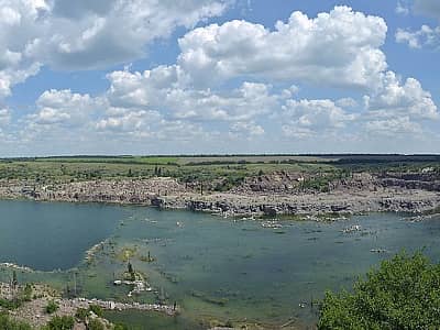 Токівський кар'єр - одне з багатьох красивих місць в Україні, до того ж воно унікальне. Локація припаде до смаку всім любителям відпочинку на природі.