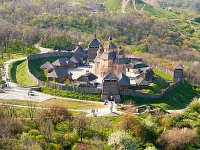 Острів Хортиця це гордість історичної пам'яті України. Тут можна зануритися в атмосферу часів відважних козаків, подивитися на старовинні споруди, а також розслаблятися на комфортних базах відпочинку.