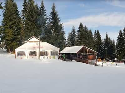 Невеликий гірськолижний комплекс у Львівській області, що працює по схемі все включено, де у вартість проживання входить оренда спорядження та скіпаси.