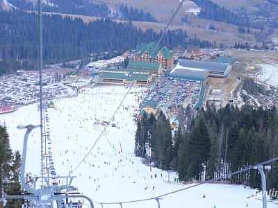 "Плай" - це нове покоління гірськолижних курортів в Україні. Від інших комплексів, він вирізняється сучасним оснащенням і цілісною інфраструктурою, що надає комфортності всьому відпочинку. Свіже повітря, мальовничі гори, неймовірні відчуття та емоції.