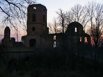 Корецький замок - історична пам'ятка архітектури, що має понад шістсотрічну історію та представляє значний культурний і туристичний інтерес.