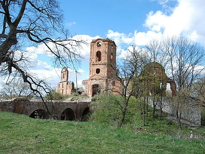 Корецький замок - історична пам'ятка архітектури, що має понад шістсотрічну історію та представляє значний культурний і туристичний інтерес.