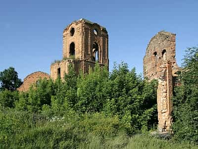 Руїни замку князів Корецьких - це історична пам'ятка, розташована на заході України, на схід від Рівного. Цей замок був споруджений у XIII столітті та мав важливе геополітичне значення, оскільки знаходився на межі Волині та Галичини.