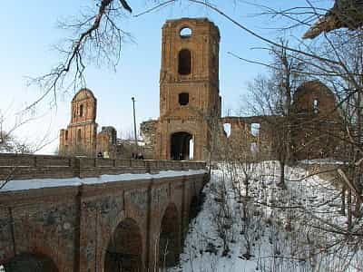 На крутому березі річки Корчик, серед мальовничого ландшафту Волині, гордо стоїть Корецький замок - справжня перлина культурно-історичної спадщини. Заснований у XIV столітті, замок відіграв значну роль у подіях, що відбувалися на Волині протягом століть.