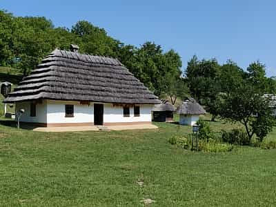 Музей народної архітектури та побуту в Чернівцях пропонує відвідувачам не тільки унікальну експозицію, а й театральні дії, організацію екскурсій, майстер-класи та багато іншого.