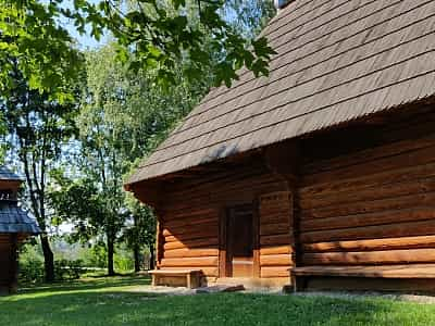 старовинна дерев'яна церква в чернівецькому обласному музеї культури та побуту