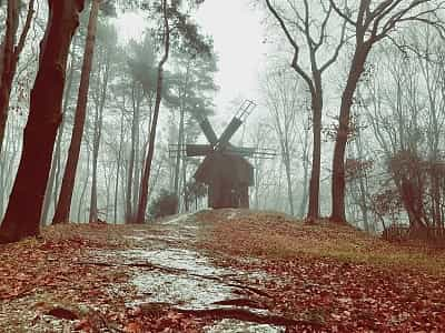 Вітряний млин в музеї народної архітектури та побуту в місті Львів імені Климентія Шептицького 