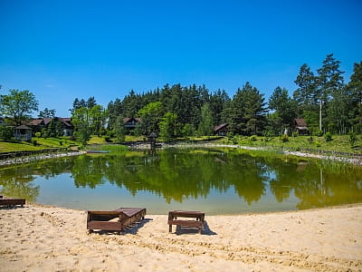 Пляж біля озера в заміському комплексі "Пастораль"