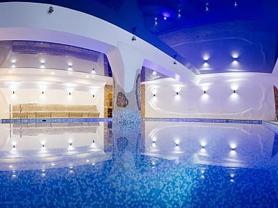 Басейн в SPA зоні заміського комплексу відпочинку "Сосновель"