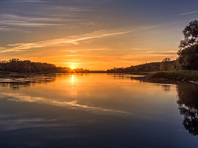 Заміські комплекси біля води біля Києва.