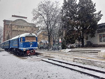 Дитяча залізниця розташована в Закарпатській області, Ужгороді, на вулиці Ботанічна набережна, будинок 2, у центральній частині міста.