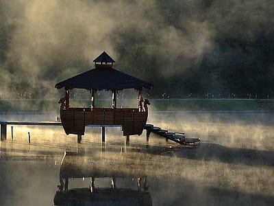 Альтанка на воді в заміському комплексі "Бухта Вікінгів" в Старому селі поряд зі Львовом 