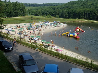 Пляж на озері в заміському комплексі "Бухта Вікінгів" в Старому селі поряд зі Львовом