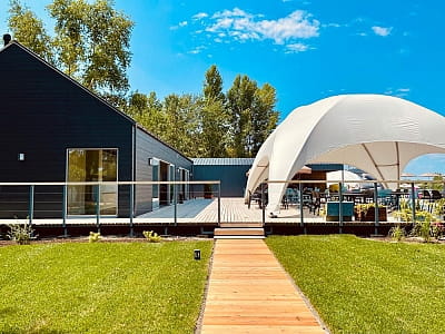 Велика тераса ресторану в заміському комплексі "Mayachok Beach Club" на вулиці Лютнева в Києві