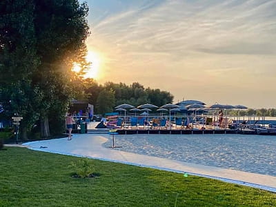 Пляжна зона в заміському комплексі "Mayachok Beach Club" на вулиці Лютнева в Києві