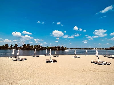 Пляж в заміському комплексі "Mayachok Beach Club" на Дніпрі