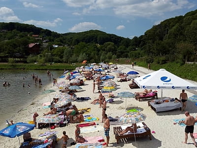 Пляж в заміському комплексі "Тартак-Резорт" в селі Бережани