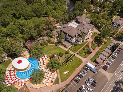 Заміський комплекс Києва з басейном "KONCHA ZASPA park&resort" розташований в елітному куточку, курортній зоні, усього за кілька хвилин їзди від центру столиці України. 