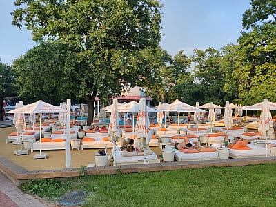 Зона двоспальних ліжок біля басейна в заміському комплексі "KONCHA ZASPA park&resort" на Столичному шосе